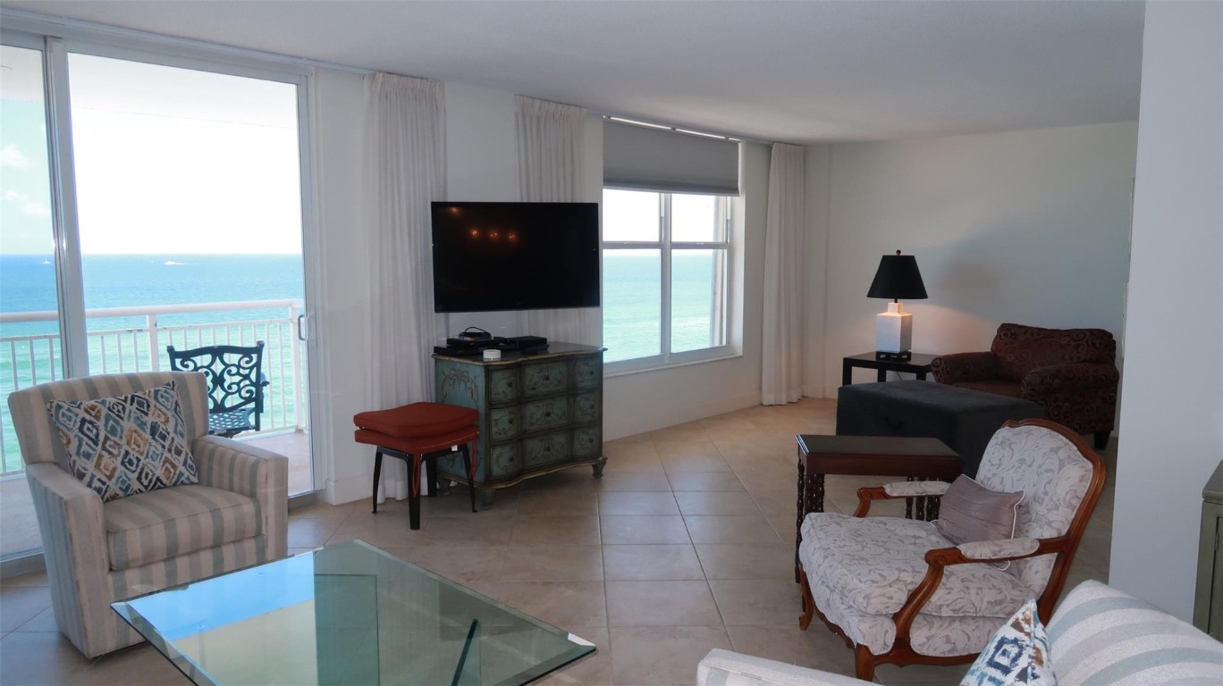 1051 Hillsboro Mile 906E