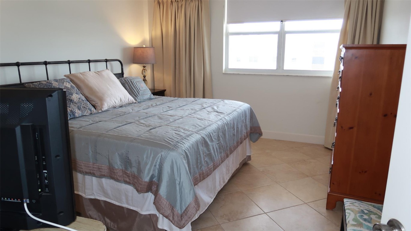 1051 Hillsboro Mile 906E