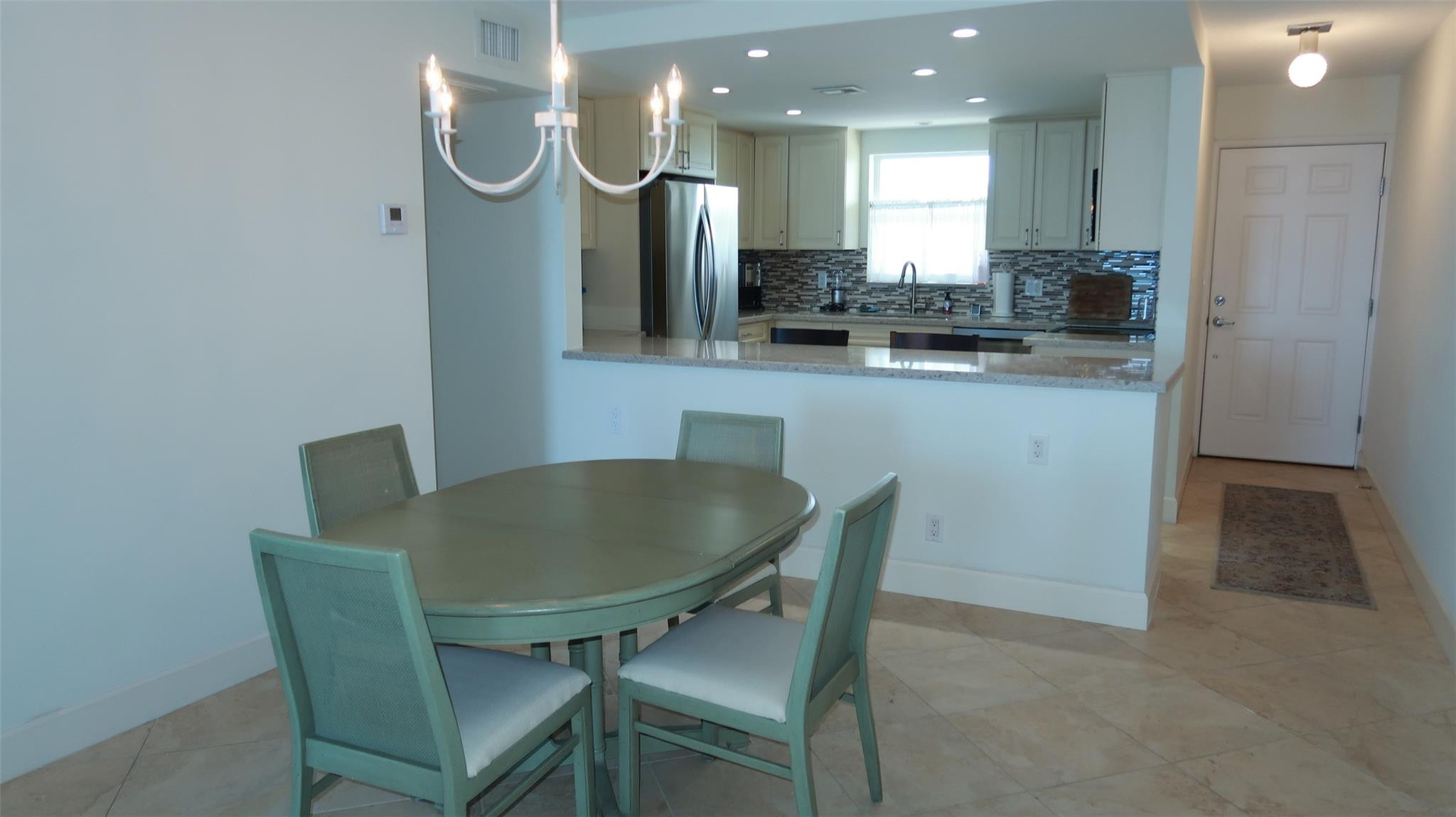1051 Hillsboro Mile 906E