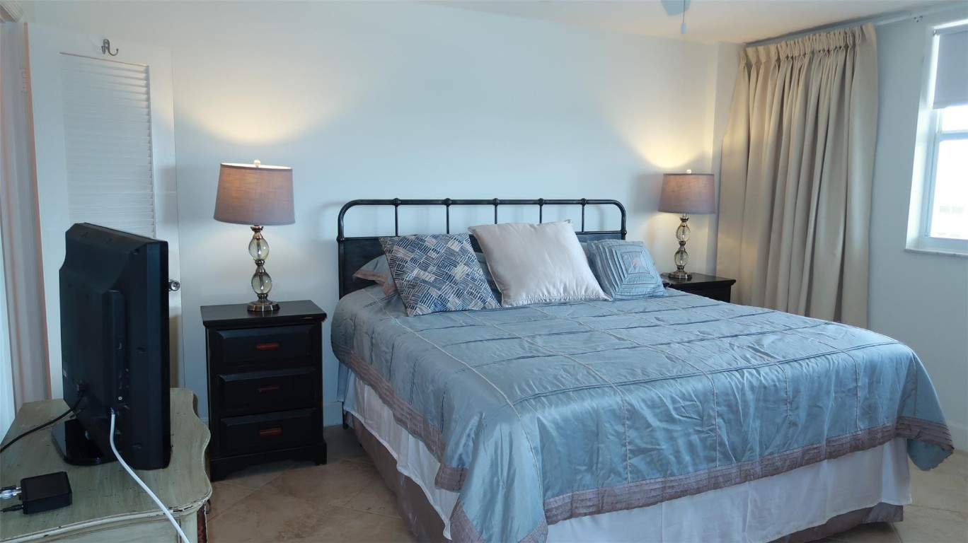 1051 Hillsboro Mile 906E