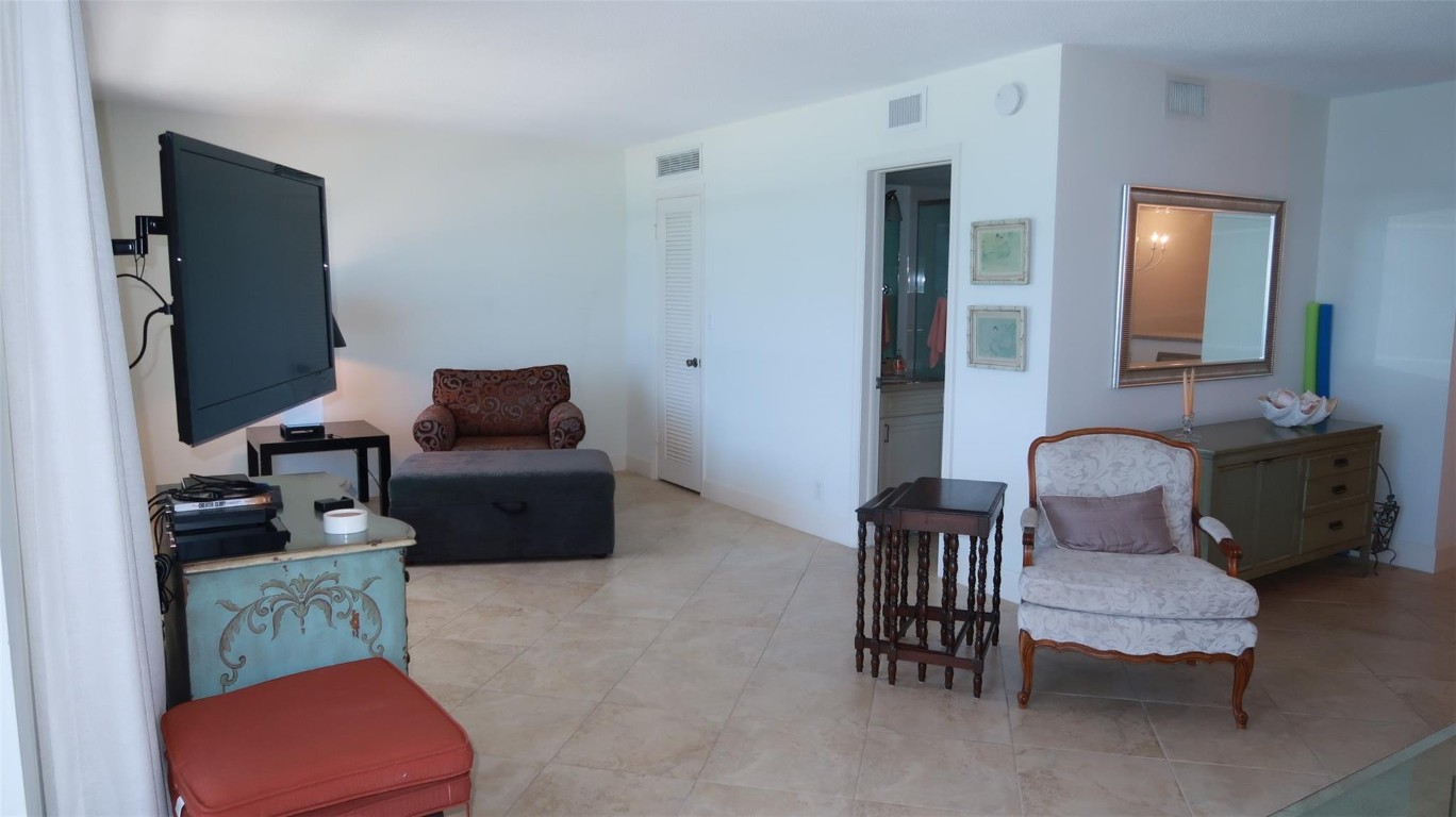 1051 Hillsboro Mile 906E