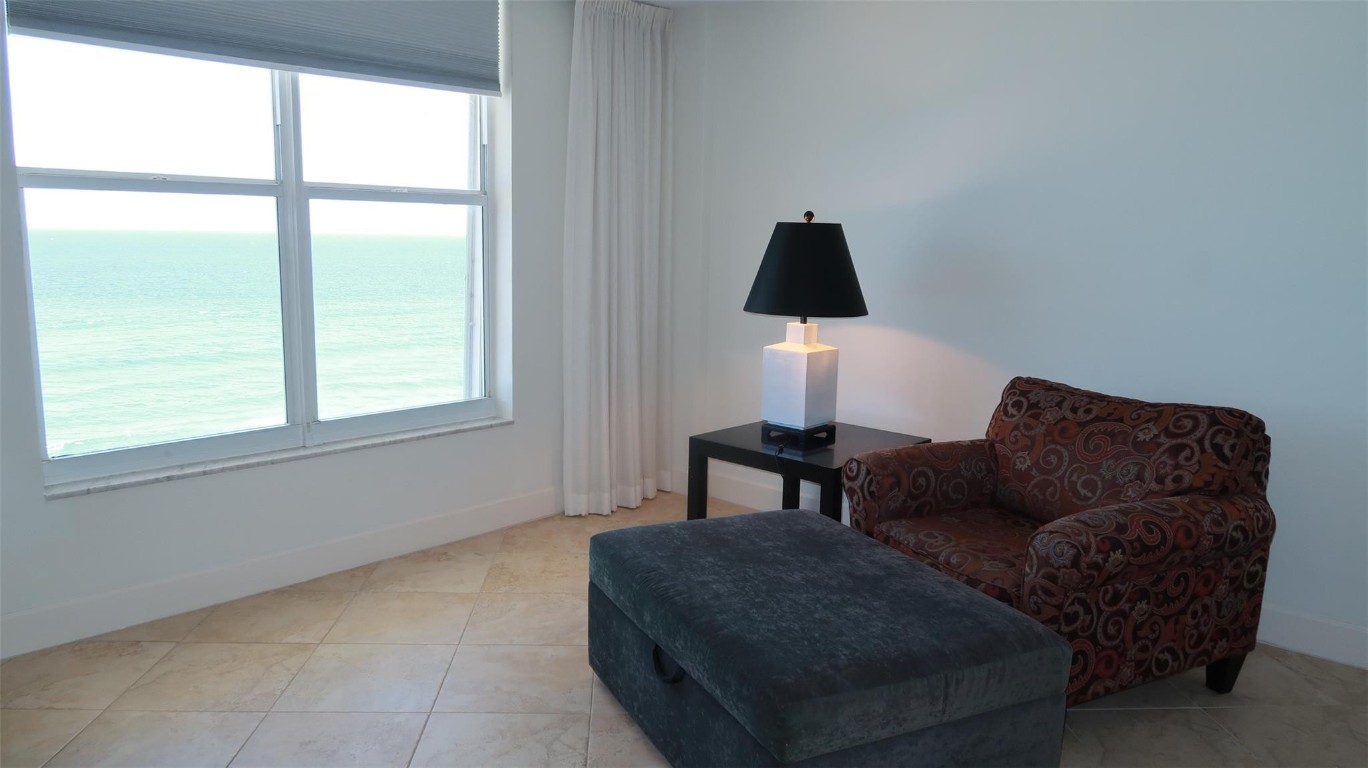 1051 Hillsboro Mile 906E