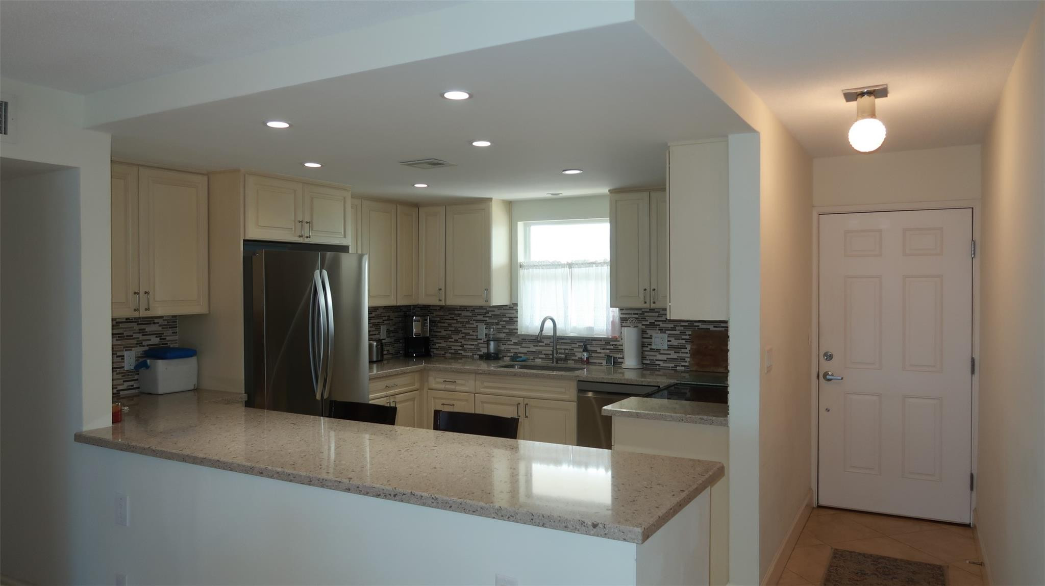 1051 Hillsboro Mile 906E