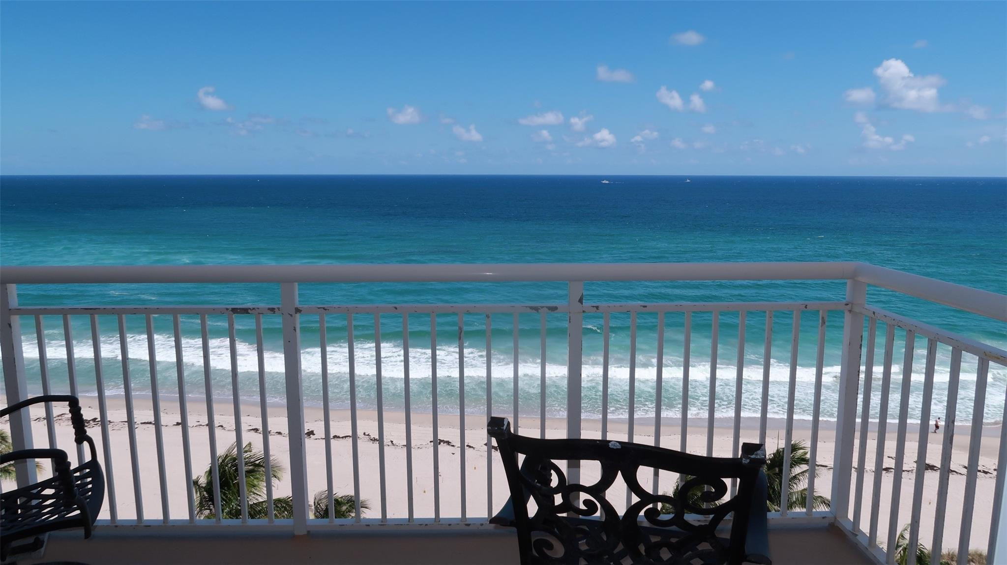 1051 Hillsboro Mile 906E