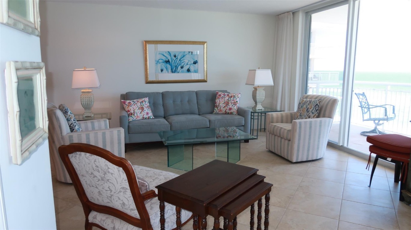 1051 Hillsboro Mile 906E