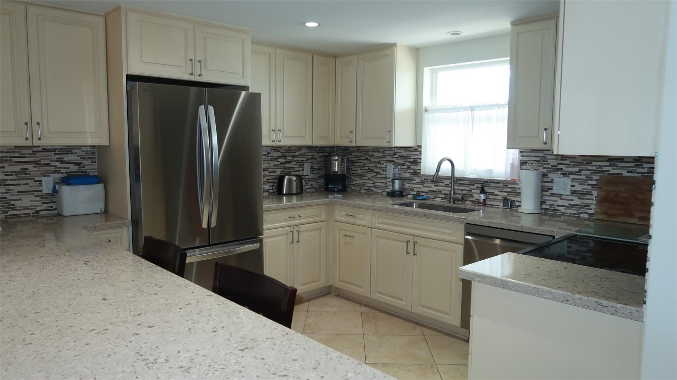 1051 Hillsboro Mile 906E