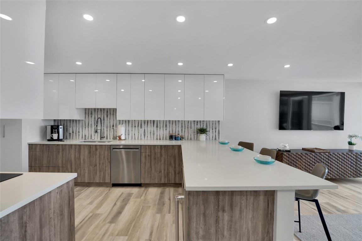 1057 Hillsboro Mile 612