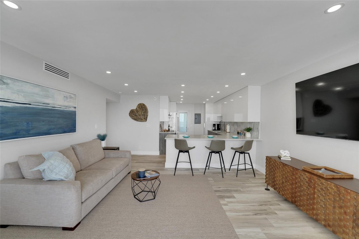 1057 Hillsboro Mile 612