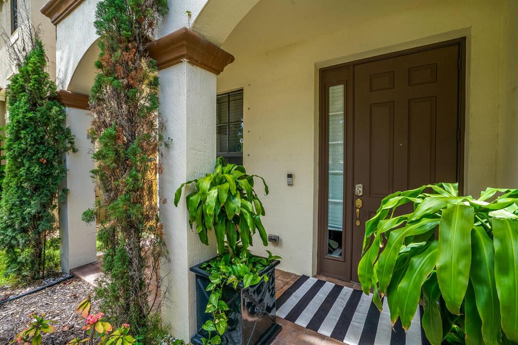 3817 Aspen Leaf Drive