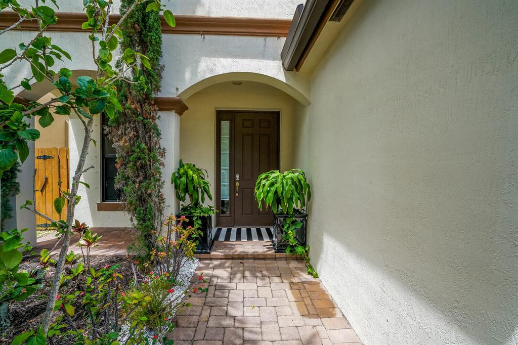 3817 Aspen Leaf Drive