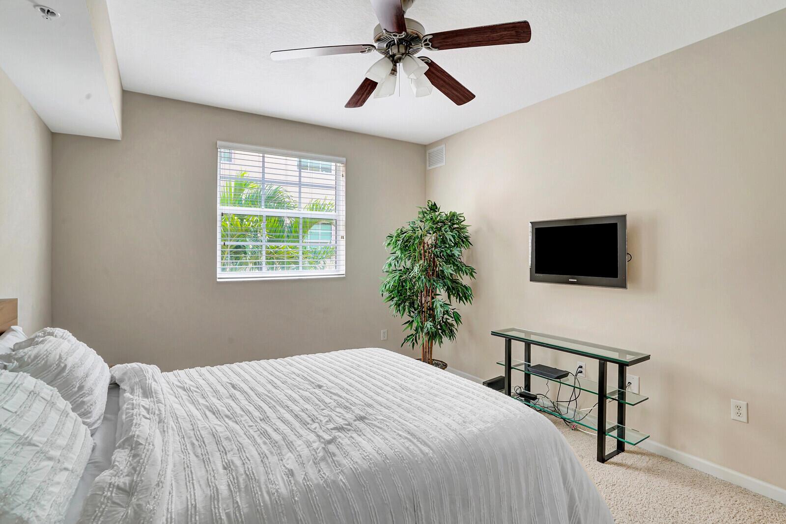 235 NE 1st Street 404