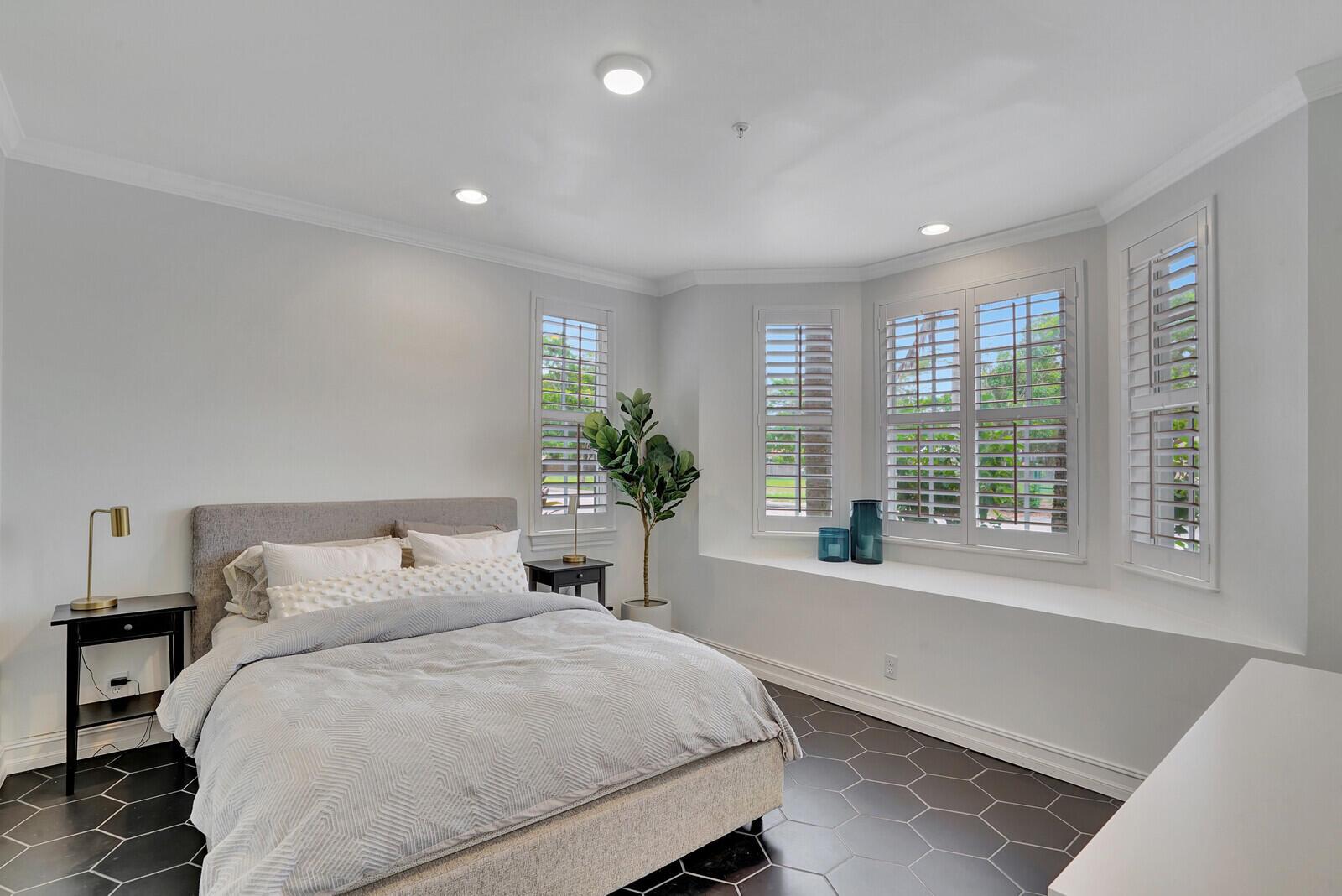 336 W Mallory Circle