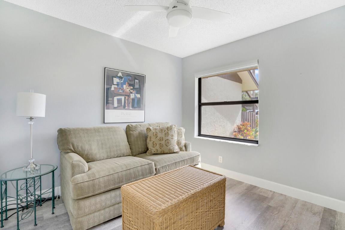 121 Via De Casas Norte