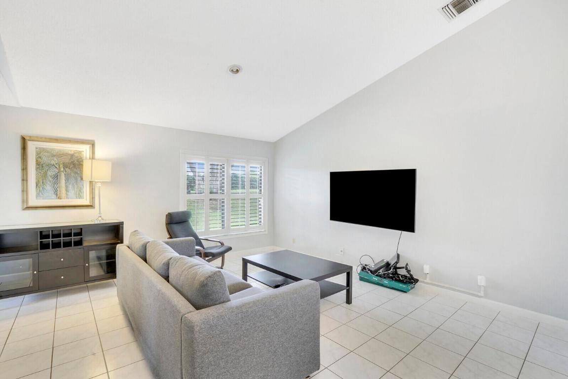 121 Via De Casas Norte