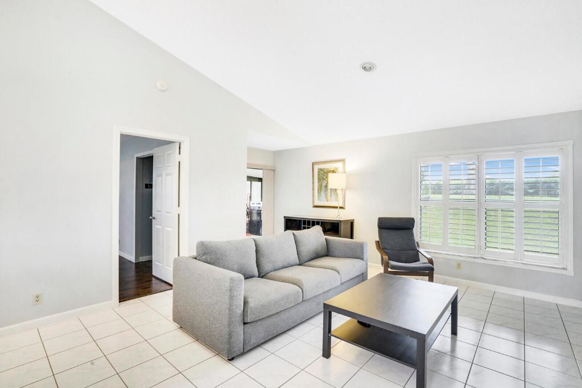 121 Via De Casas Norte