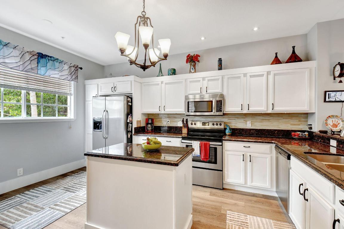 1409 W Wickham Circle