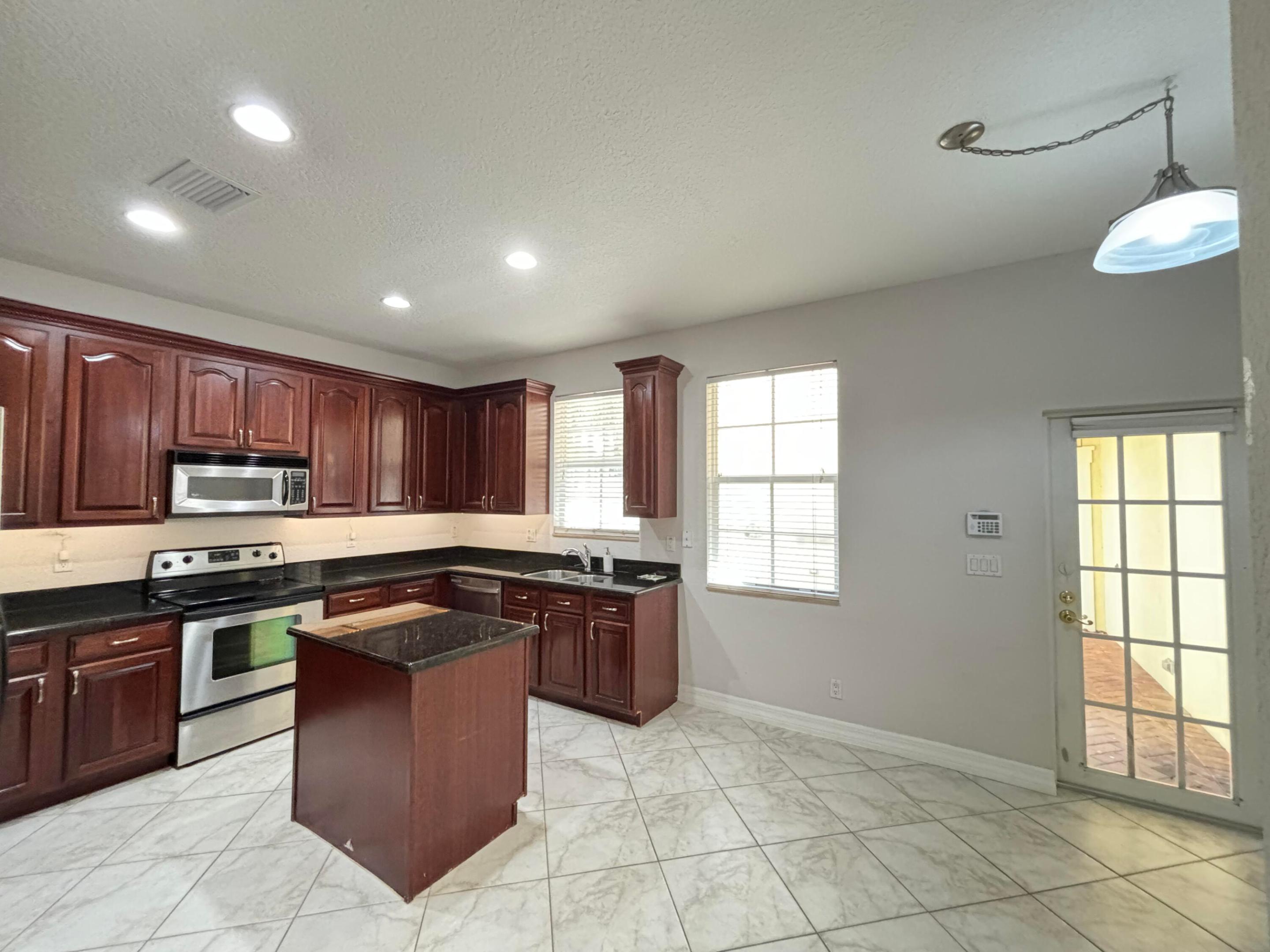 909 NW 18th Avenue