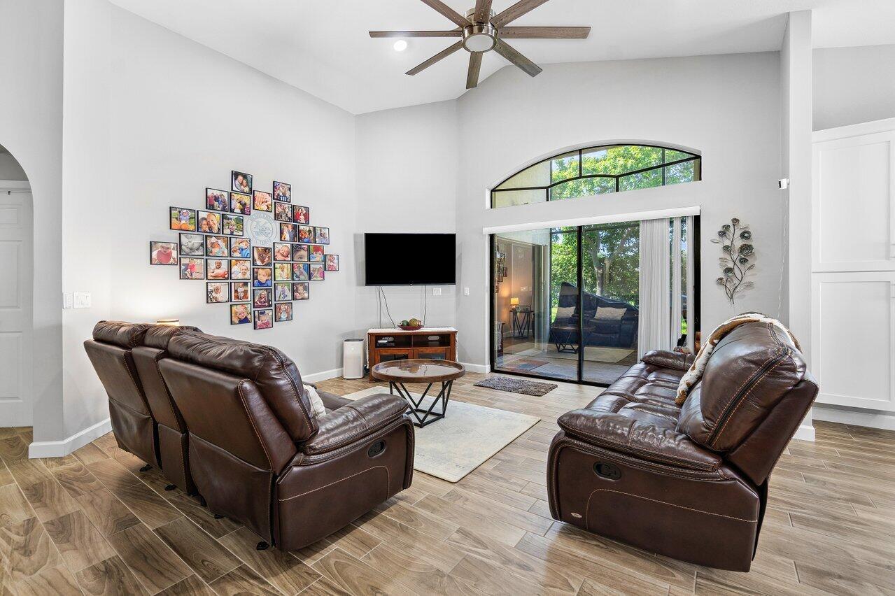 10496 Lexington Circle S