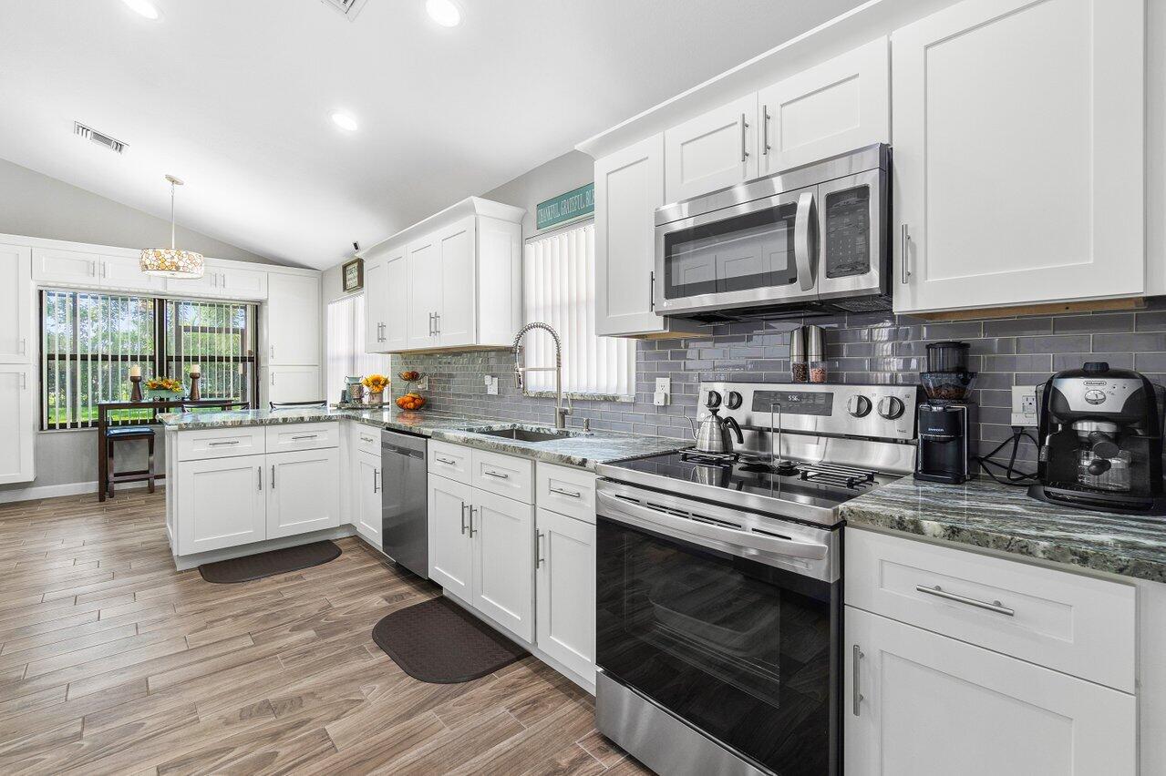 10496 Lexington Circle S