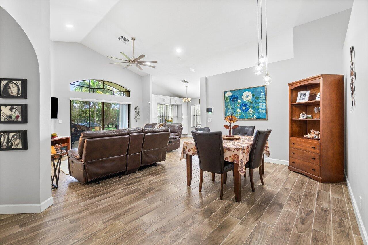 10496 Lexington Circle S