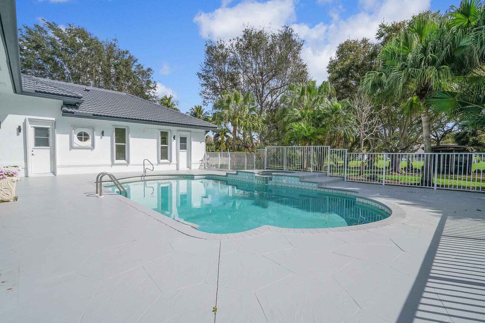 6282 NW 74th Terrace