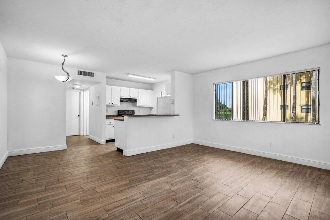 1618 Meadows Circle W