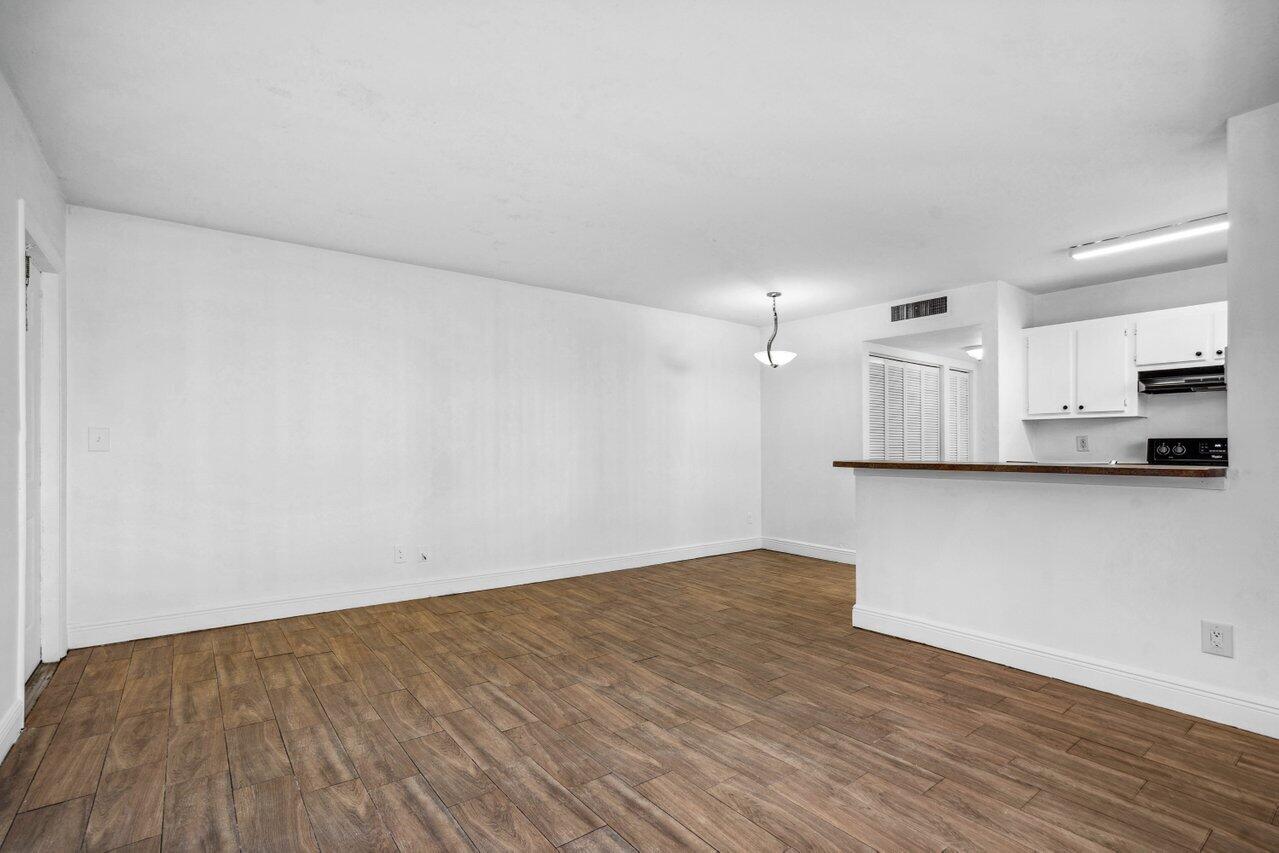 1618 Meadows Circle W