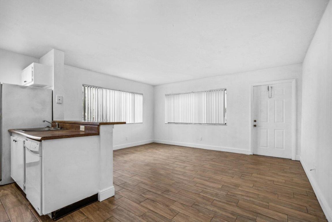 1618 Meadows Circle W