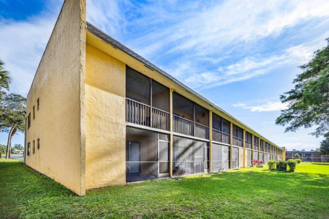 1618 Meadows Circle W