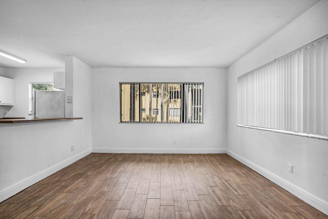 1618 Meadows Circle W
