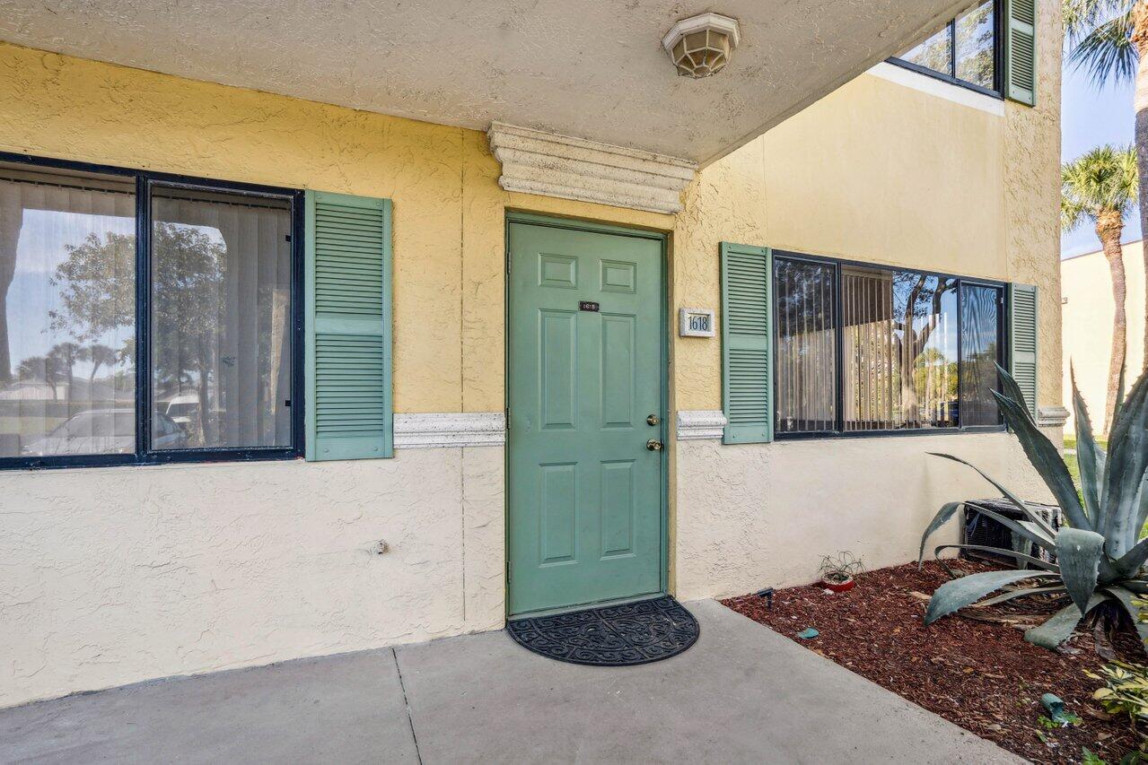 1618 Meadows Circle W