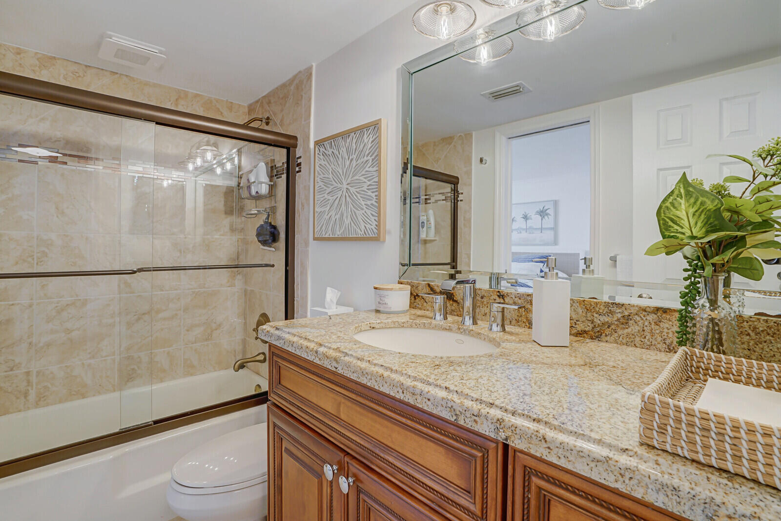 1051 Hillsboro Mile 902e