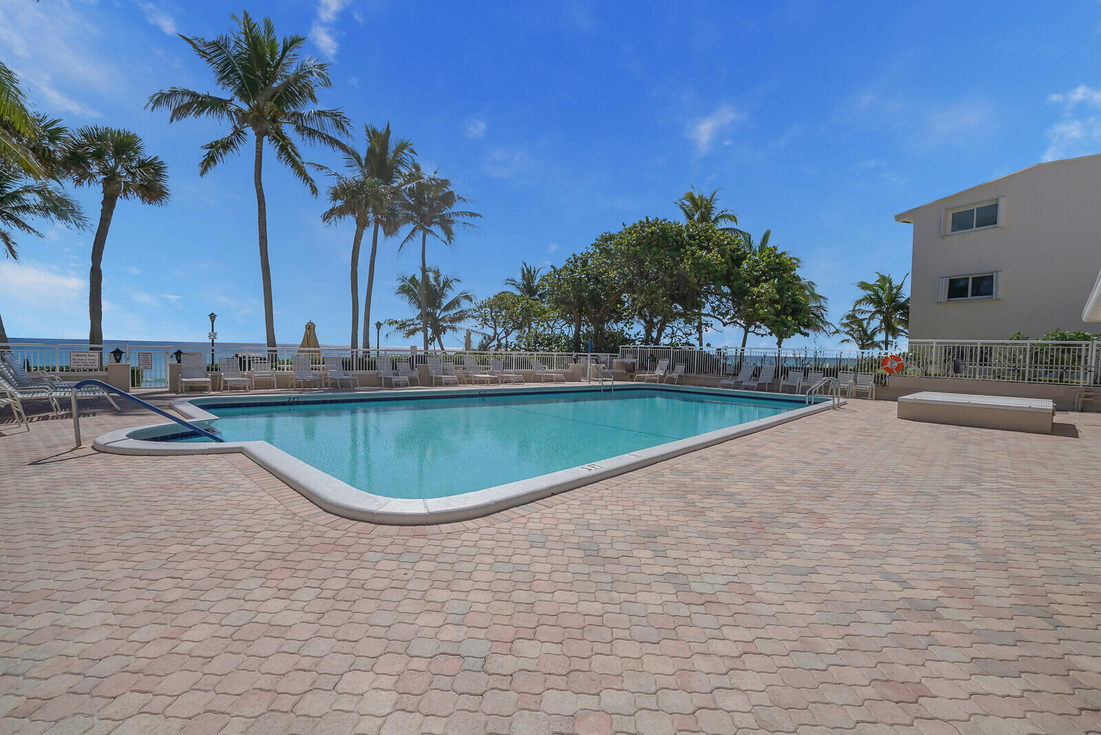 1051 Hillsboro Mile 902e