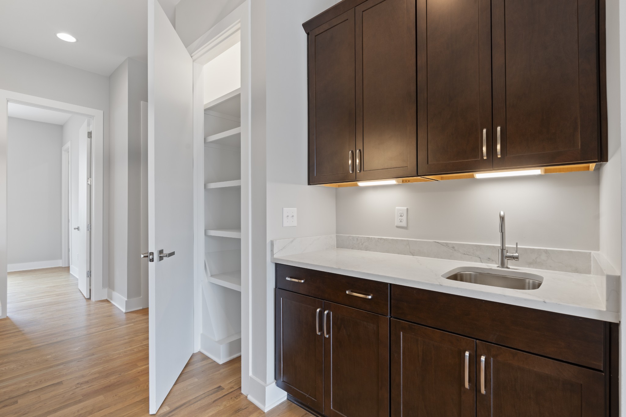 496 W Trinity Ln Unit: 500