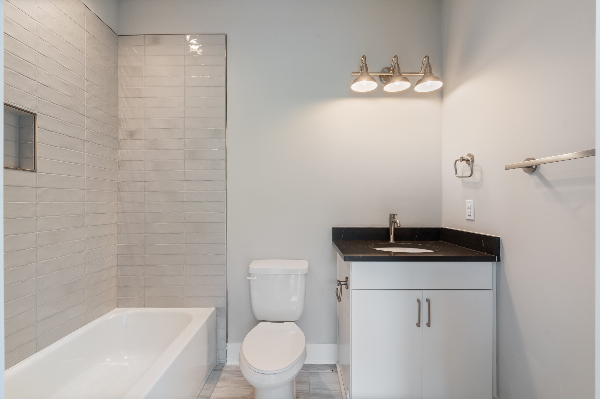 496 W Trinity Ln Unit: 6