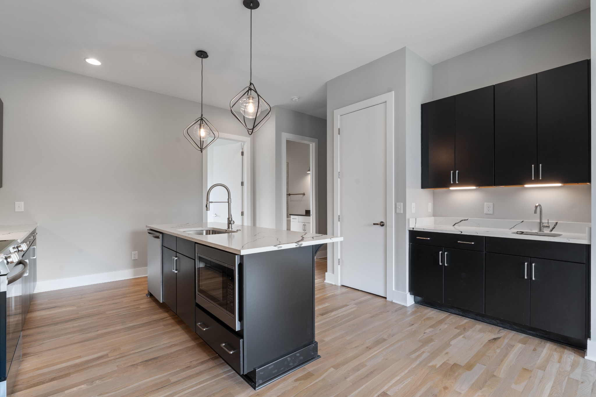 496 W Trinity Ln Unit: 6