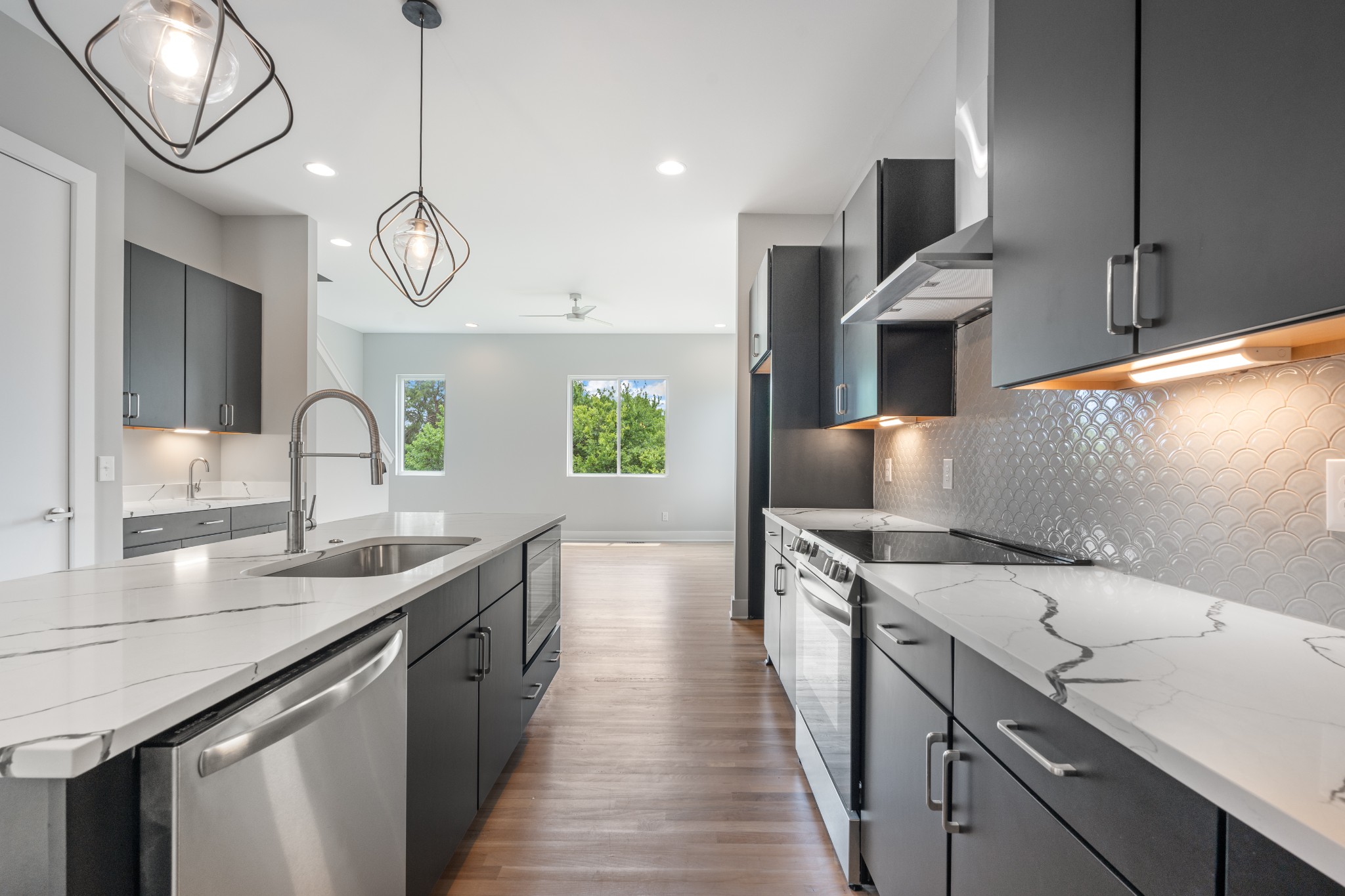 496 W Trinity Ln Unit: 6