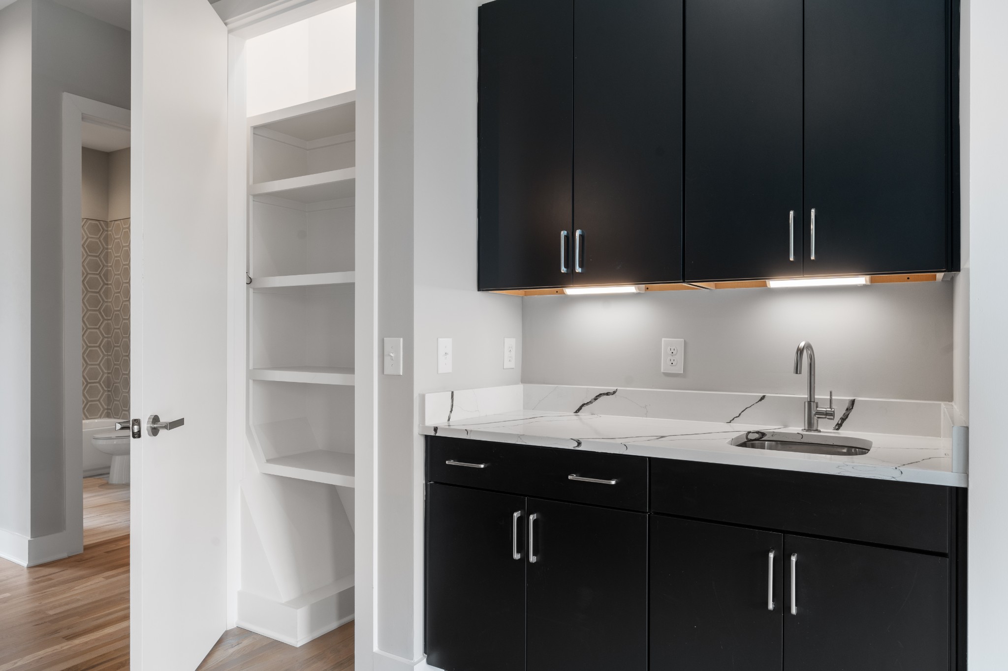 496 W Trinity Ln Unit: 6