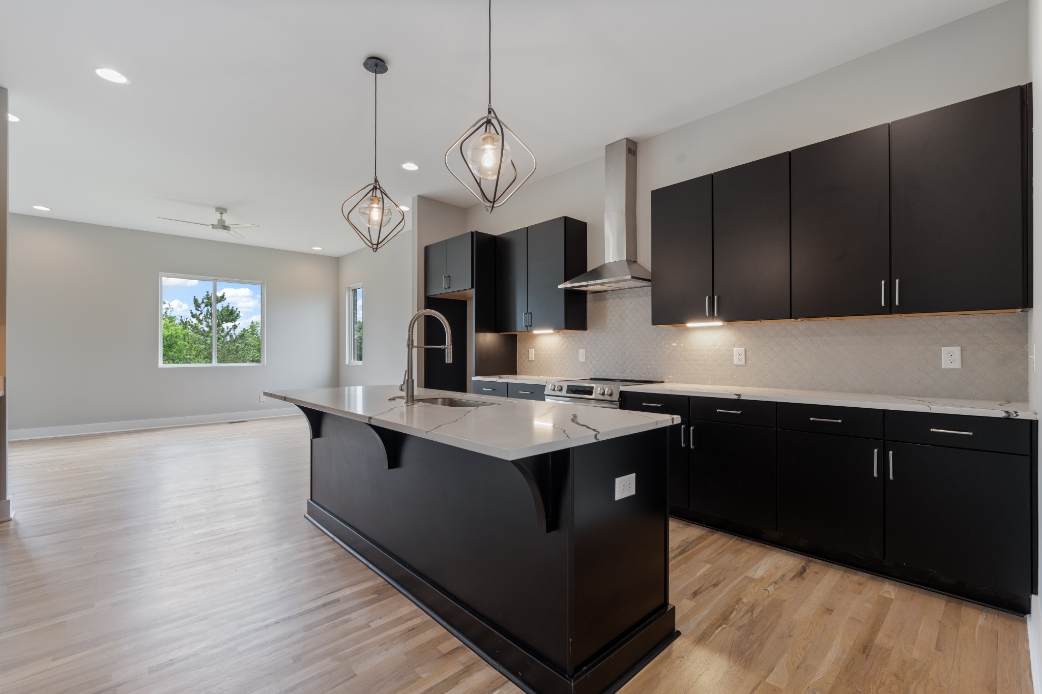 496 W Trinity Ln Unit: 6