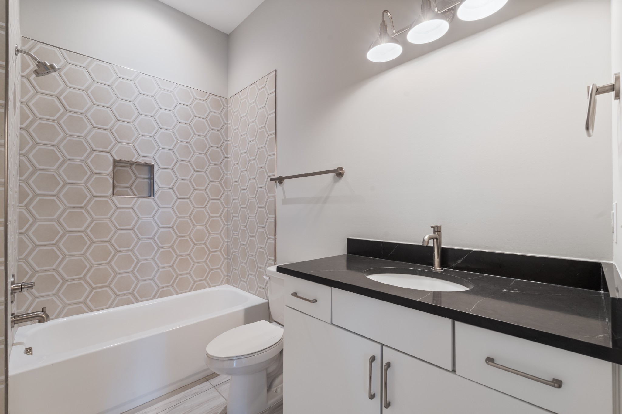 496 W Trinity Ln Unit: 6