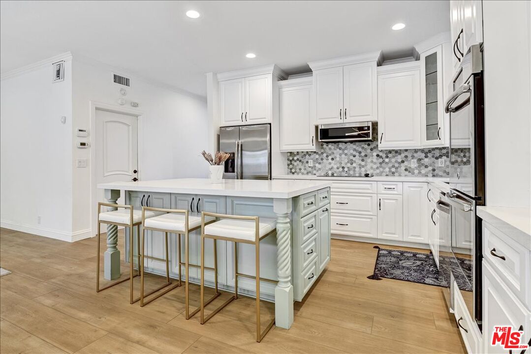 9230 W LAKEVIEW TER