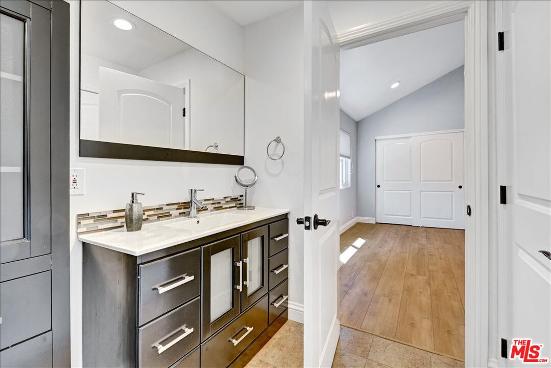 9230 W LAKEVIEW TER