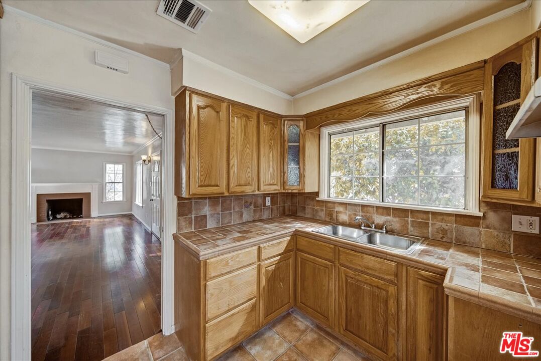 825 N Verdugo Rd
