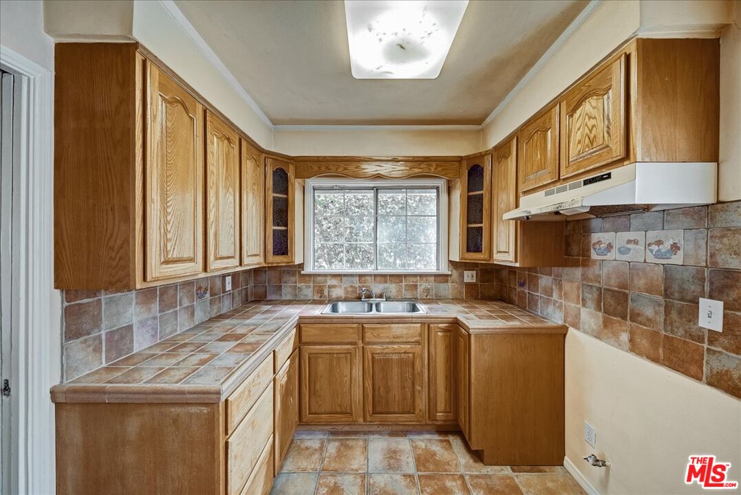 825 N Verdugo Rd