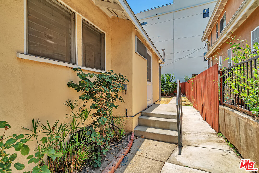 4272 Rosewood Ave