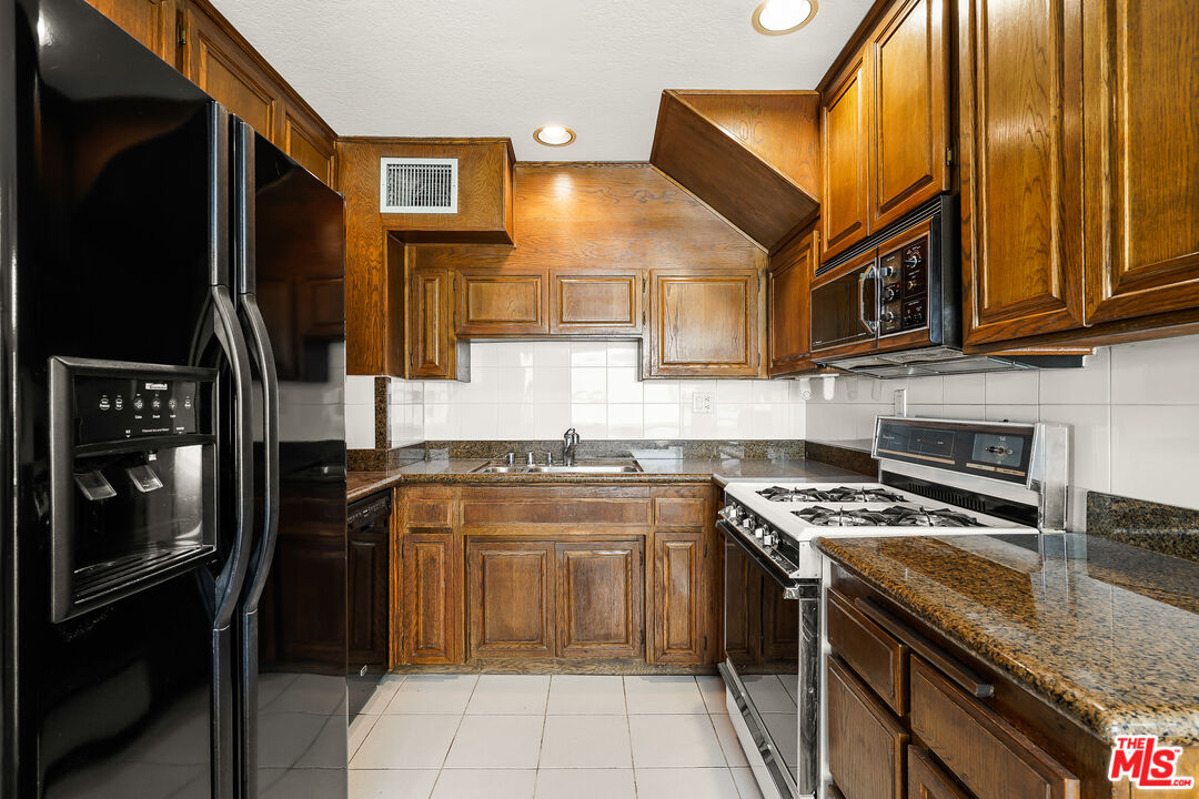 12217 Rochester Ave Unit: 4