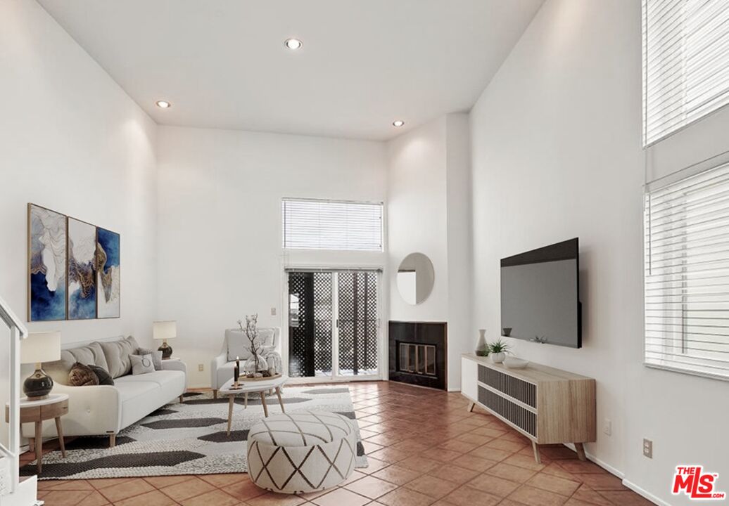 12217 Rochester Ave Unit: 4