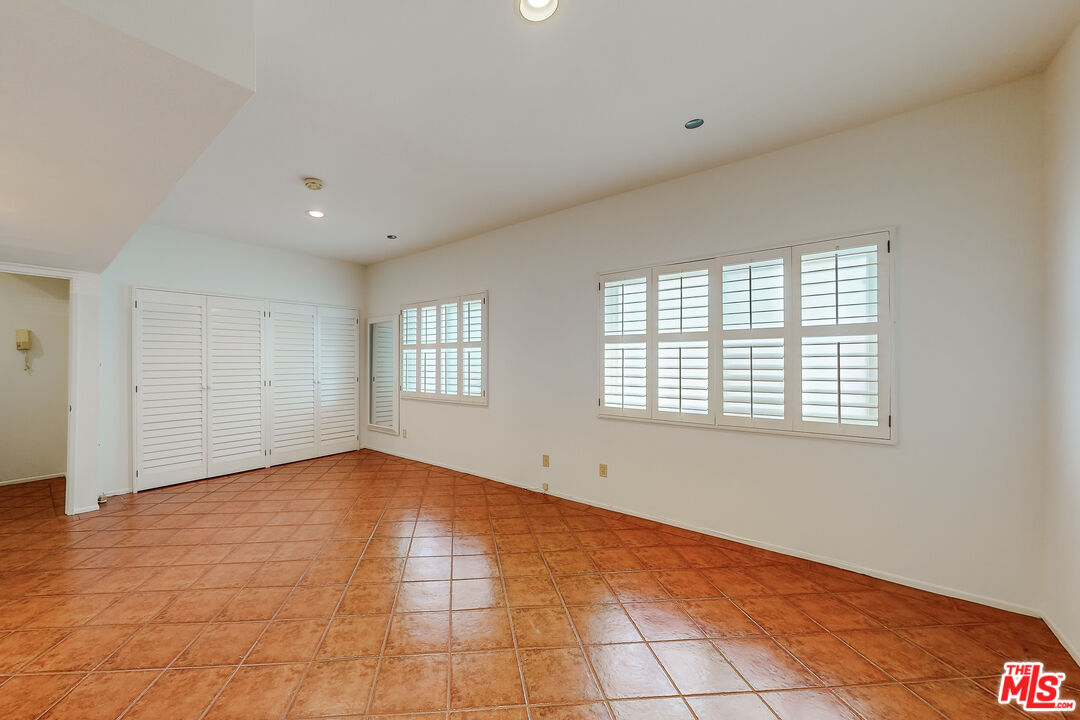 12217 Rochester Ave Unit: 4