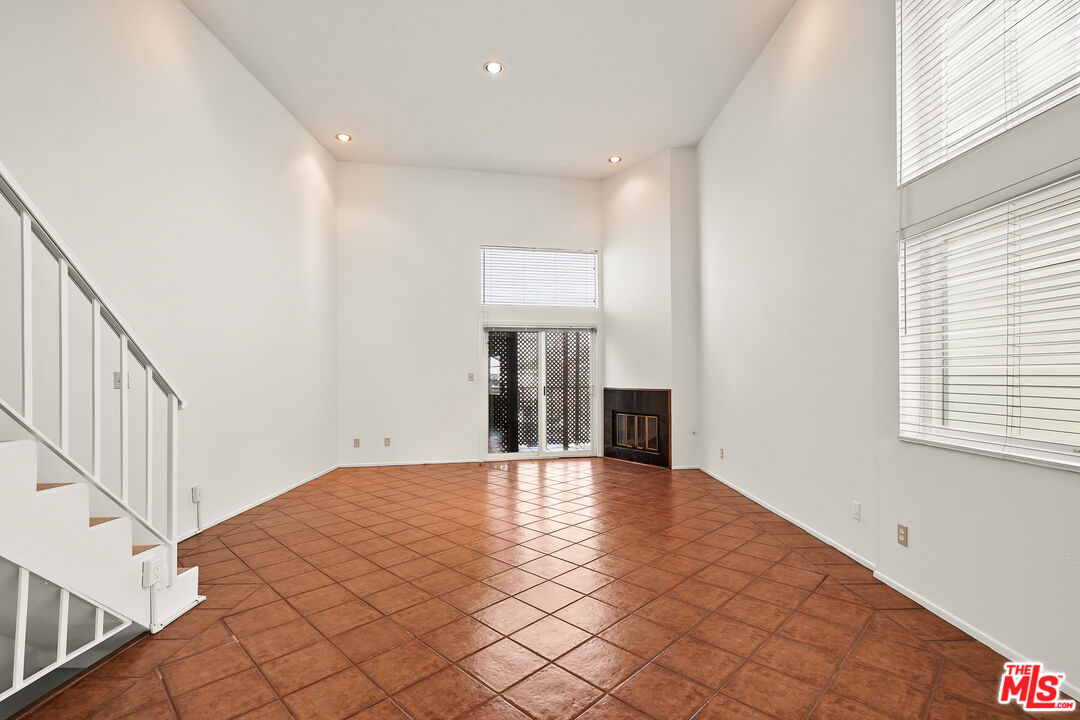 12217 Rochester Ave Unit: 4