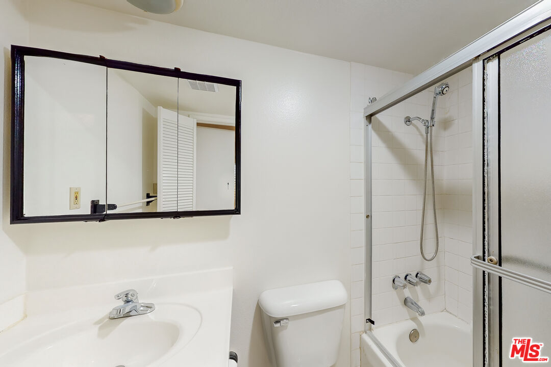 12217 Rochester Ave Unit: 4